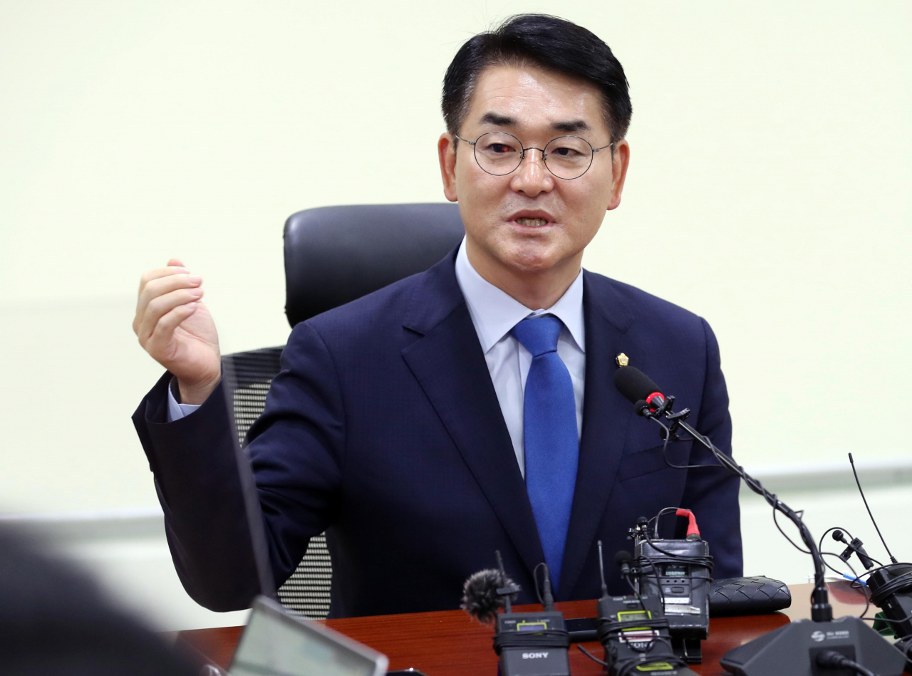 더불어민주당 박용진 당 대표 후보가 11일 오전 국회 의원회관에서 기자간담회를 하고 있다. 이상섭 기자