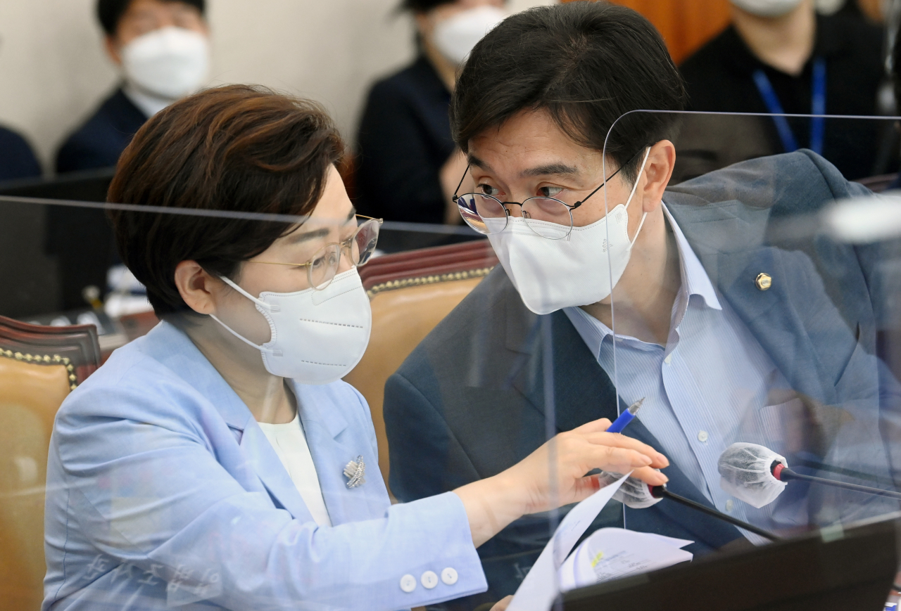 지난달 29일 오전 국회에서 열린 민생경제안정특별위원회에서 국민의힘 김정재 간사가 강민국 위원과 대화하고 있다. [연합]