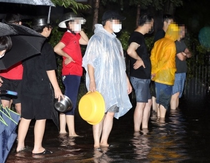 10일 충북 청주시 흥덕구 복대동의 한 아파트 앞 도로가 물에 잠겼다. [연합]