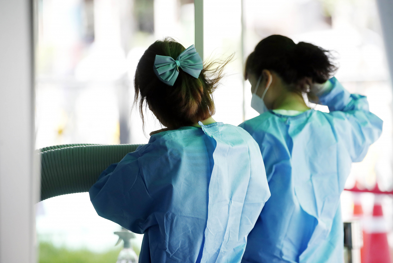 지난달 29일 광주 북구 상시선별진료소에서 보건소 의료진이 검사업무를 하고 있다(기사 내용과는 관련 없는 사진). [연합]