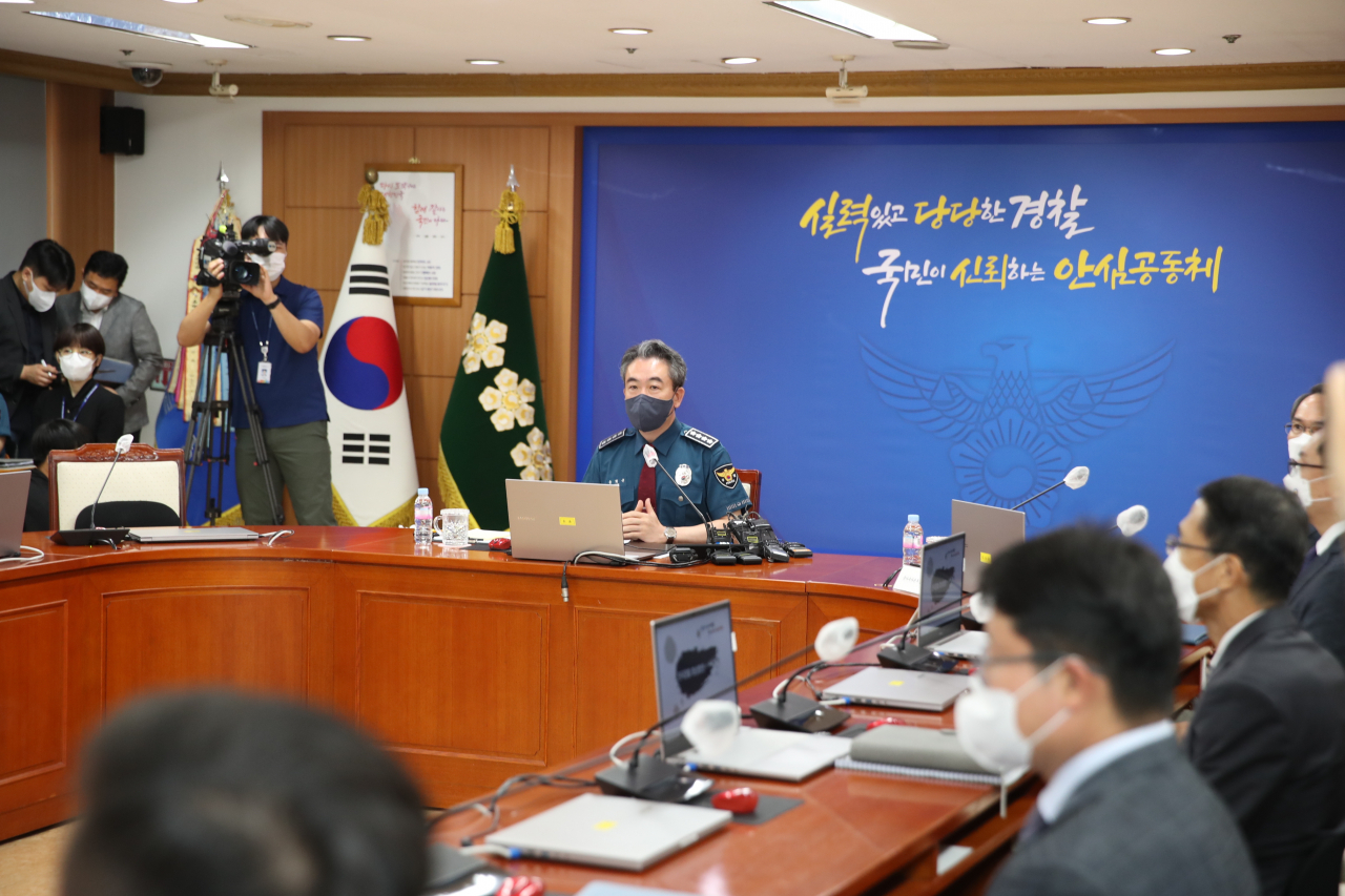 윤희근 경찰청장이 취임 이틀째인 11일 오전 처음으로 전국 경찰 화상회의를 주재하고 있다. [경찰청 제공]