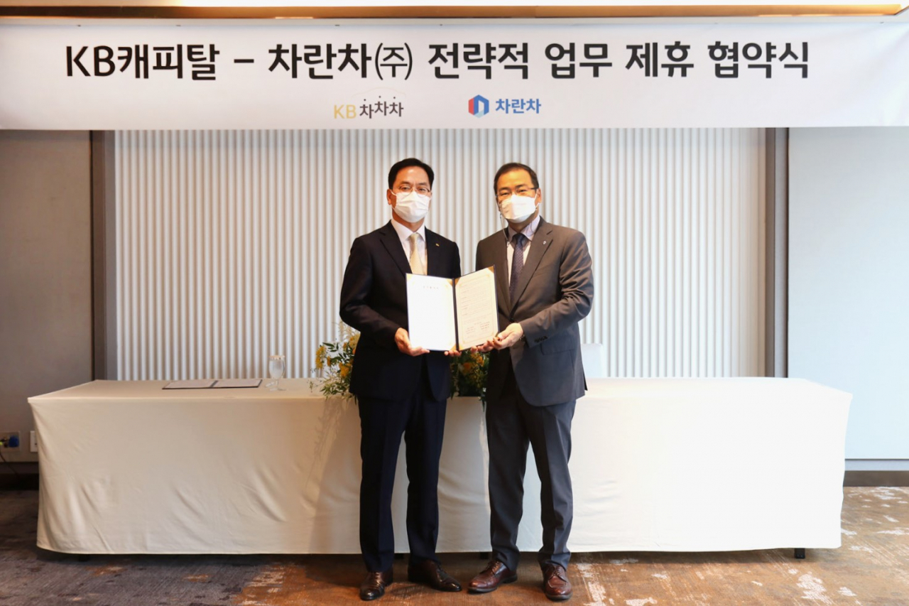 황수남(사진 왼쪽) KB캐피탈 대표이사와 박창우 차란차㈜ 대표가 업무협약을 체결하고 기념사진을 촬영하고 있다.[KB캐피탈 제공]