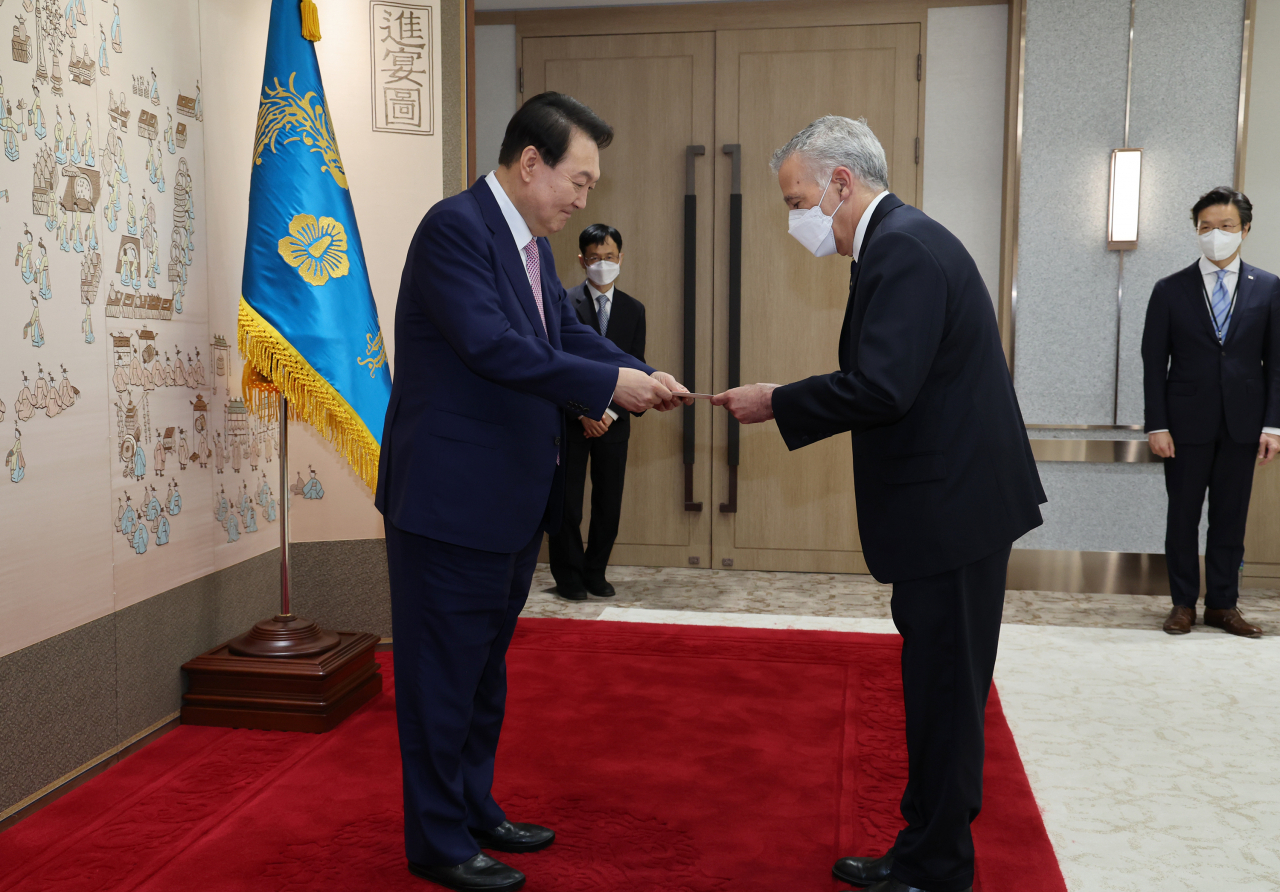 President Yoon Suk-yeol receives the credentials of new US Ambassador to South Korea Philip Goldberg during a ceremony at the presidential office in central Seoul on July 29. (Yonhap)