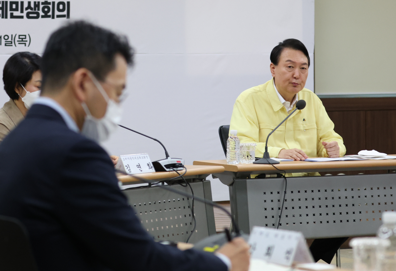 윤석열 대통령이 11일 서울 서초구 양재동 하나로마트 양재점에서 열린 제5차 비상경제민생회의에서 발언하고 있다. [연합]