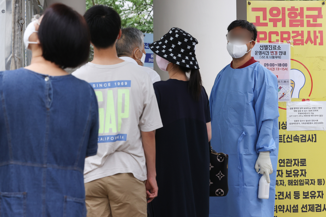11일 오전 서울 마포구보건소 코로나19 선별진료소를 찾은 시민이 검사를 위해 대기하고 있다. 중앙방역대책본부는 이날 0시 기준 13만7241명의 신규 확진자가 발생했다고 밝혔다. [연합]