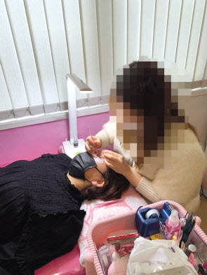서울시 민생사법경찰단은 무신고·무면허 속눈썹 연장·펌을 한 불법 시술업자 10명을 입건했다고 11일 밝혔다. [서울시 제공]