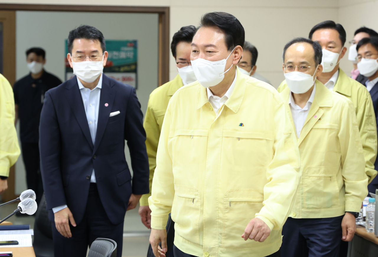 윤석열 대통령이 11일 서울 서초구 양재동 하나로마트 양재점에서 열린 제5차 비상경제민생회의에 입장하고 있다. [연합]