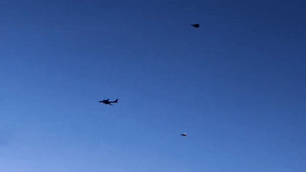2020년 3월 러시아 공군 소속 Tu-142 군용기가 미국 알래스카 방공식별구역(ADIZ)을 침범하자 미 공군 소속 F-22 전투기가 출격한 모습. [유튜브 'US Military Update' 채널 캡처]