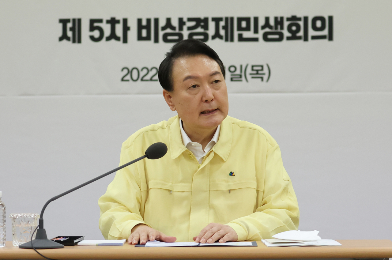 윤석열 대통령이 11일 서울 서초구 양재동 하나로마트 양재점에서 열린 제5차 비상경제민생회의에서 발언하고 있다. [연합]