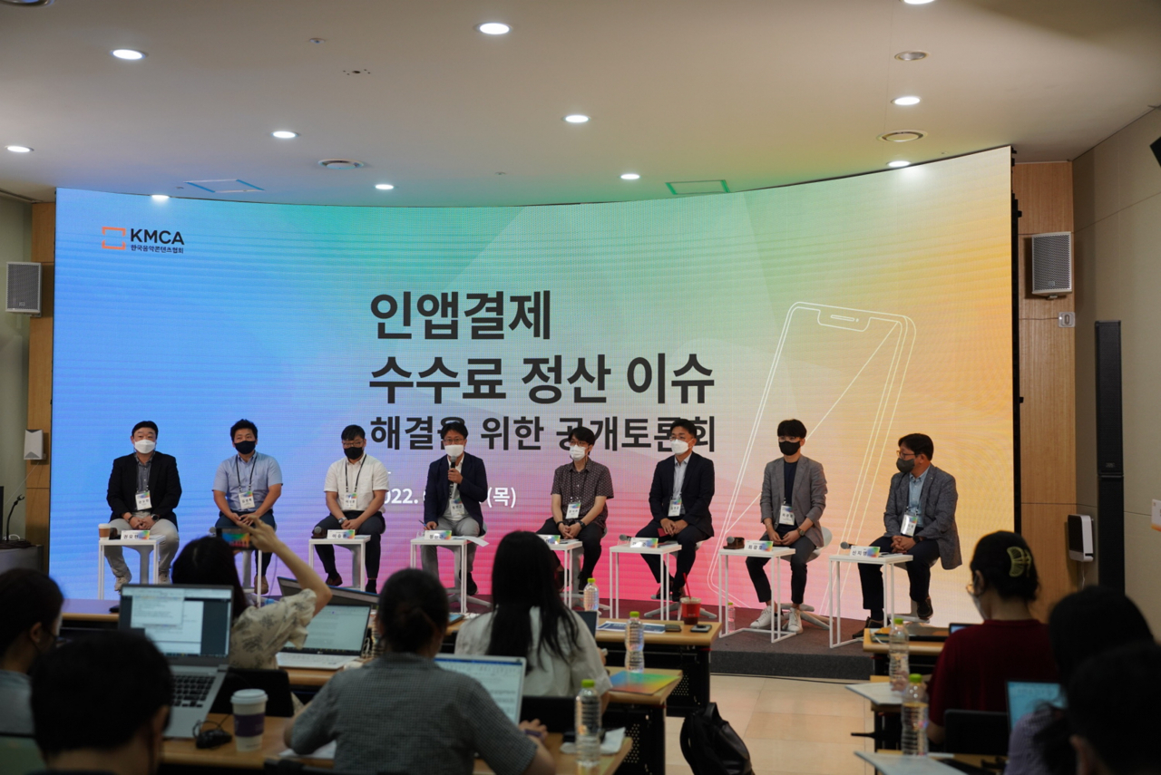 한국음악콘텐츠협회가 11일 음악산업계의 ‘인앱결제 수수료 정산 이슈 해결을 위한 공개토론회’를 개최한 가운데 기자들이 패널로 나온 음악계의 이해관계자들에게 질문을 하고 있다.