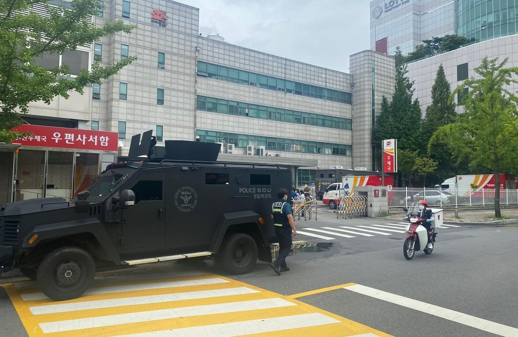 11일 오전 고양일산우체국에서 ‘폭발물 택배’ 신고를 받은 경찰 특공대가 수색작업을 하고 있다. [연합]