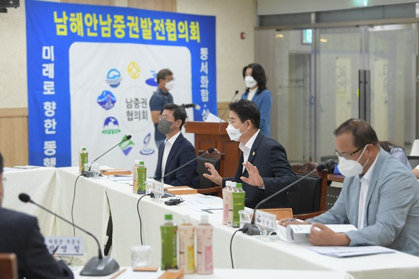 11일 남해안남중권협의회에서 노관규 순천시장이 경전선 순천 도심통과 문제점에 대해 설명하고 있다. [순천시 제공]