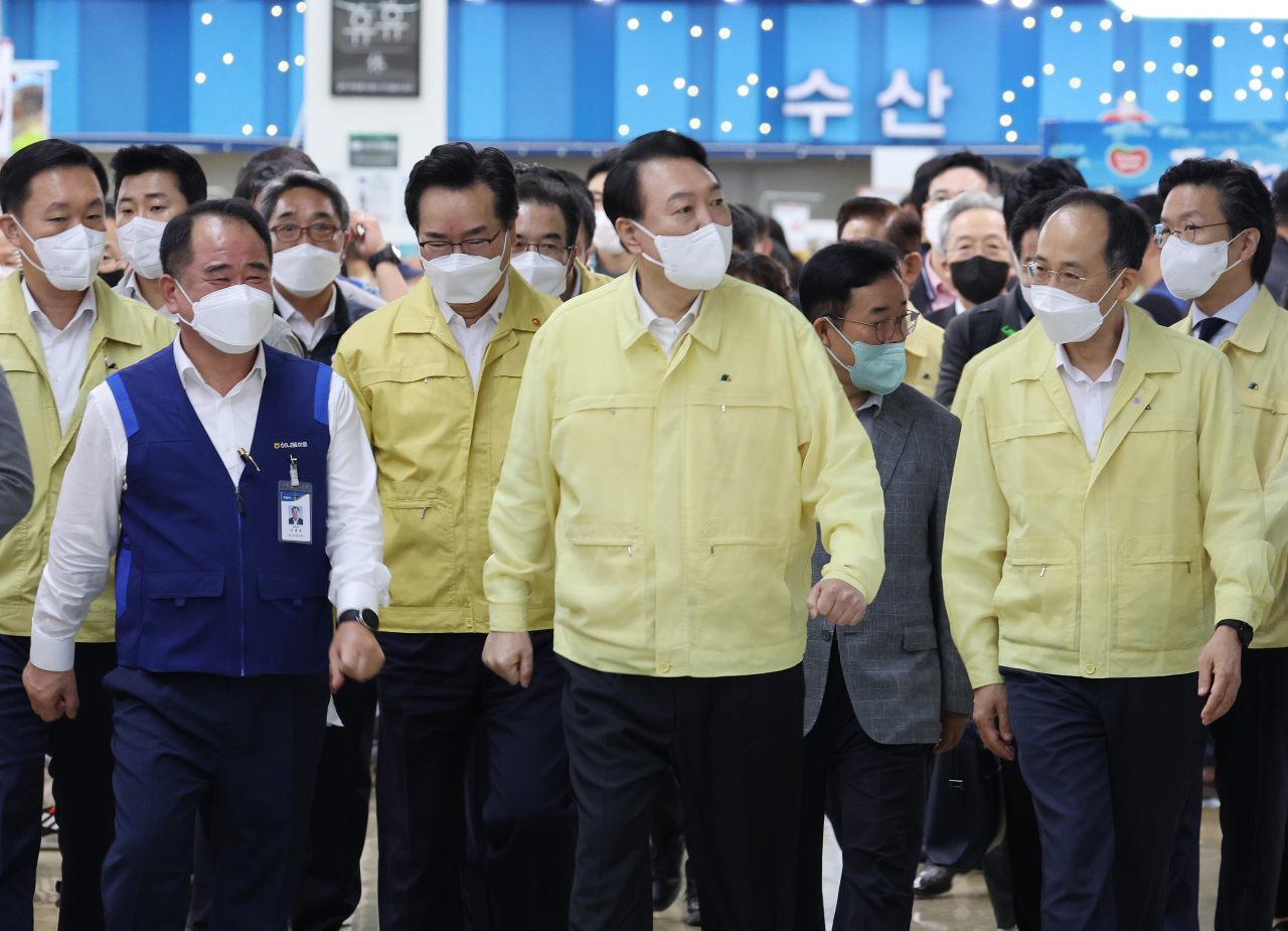 물가 동향 점검에 나선 윤석열 대통령이 11일 서울 서초구 양재동 하나로마트 양재점을 방문하고 있다. [연합]