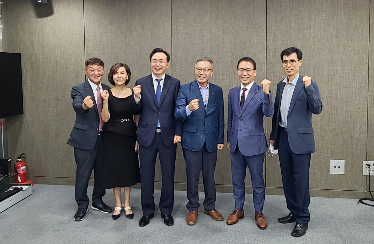 윤병태시장(왼쪽 세번째)이 황병국미주상공회의소 총회장과 환담하고 있다