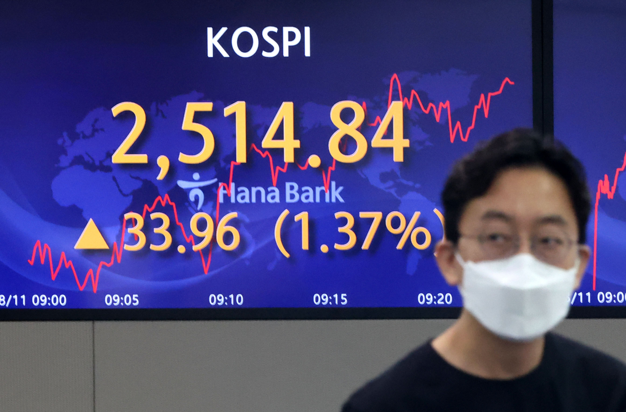 코스피가 전날보다 26.86p(1.08%) 오른 2,507.74로 시작한 11일 오전 서울 중구 하나은행 본점 딜링룸에서 딜러들이 업무를 보고 있다. 이날 원/달러 환율은 13.4원 내린 1,297.0원, 코스닥은 11.72p(1.43%) 오른 831.99로 개장했다. [연합]