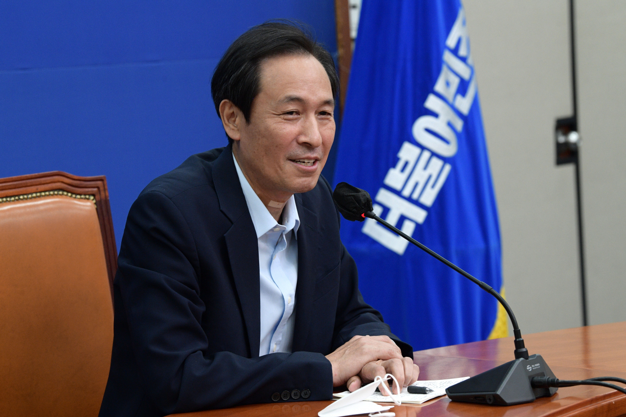 코로나19 확진 후 자택 격리를 마친 더불어민주당 우상호 비상대책위원장이 11일 오후 국회에서 기자간담회를 하고 있다. 이상섭 기자