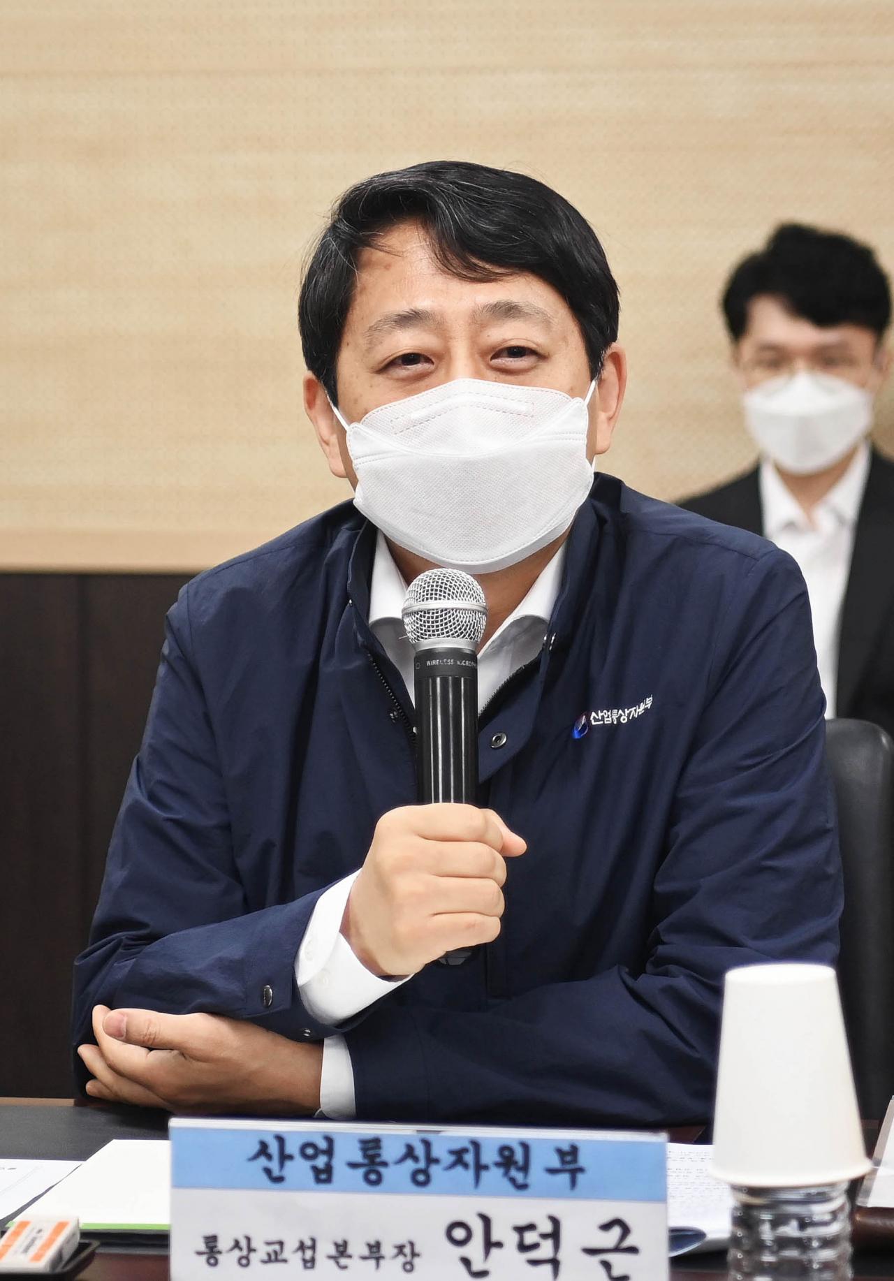 안덕근 산업통상자원부 통상교섭본부장이 10일 인천남동공단 소재 서울화장품 본사에서 취임이후 첫 '수출 기업 현장간담회'를 주재하고 있다. [연합］