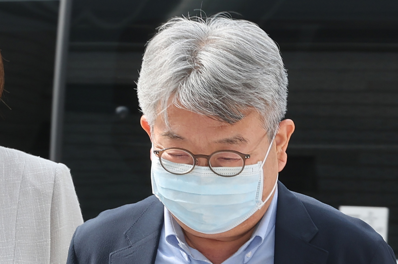 롯데그룹 경영권 분쟁과 관련해 불법으로 법률 자문을 한 혐의를 받는 민유성 전 산업은행장이 지난 7월 14일 오후 구속 전 피의자 심문을 받기 위해 서초구 서울중앙지법으로 들어서고 있다. [연합]