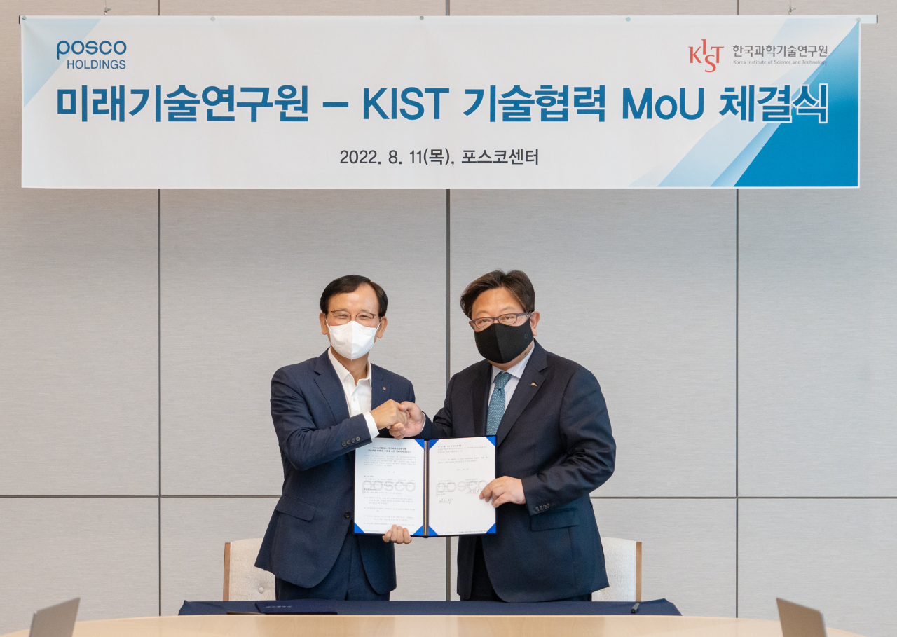 정창화(오른쪽) 포스코홀딩스 미래기술연구원장과 윤석진 KIST 원장이 11일 포스코센터에서 미래기술 분야 업무협약을 체결한 뒤 기념사진을 촬영하고 있다. [포스코홀딩스 제공]
