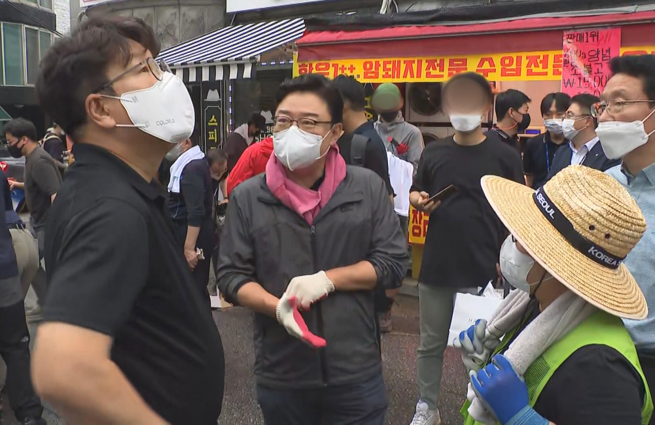 국민의힘 김성원 의원(가운데)이 11일 수해 복구 자원봉사를 위해 당 지도부와 찾은 동작구 사당동에서 권성동 원내대표, 임이자 의원 등과 대화하고 있다. 김 의원은 이 자리에서 "솔직히 비 좀 왔으면 좋겠다. 사진 잘 나오게"라고 발언했다가 문제가 되자 입장문을 통해 "깊이 반성하며 사과드린다"고 밝혔다. [연합]