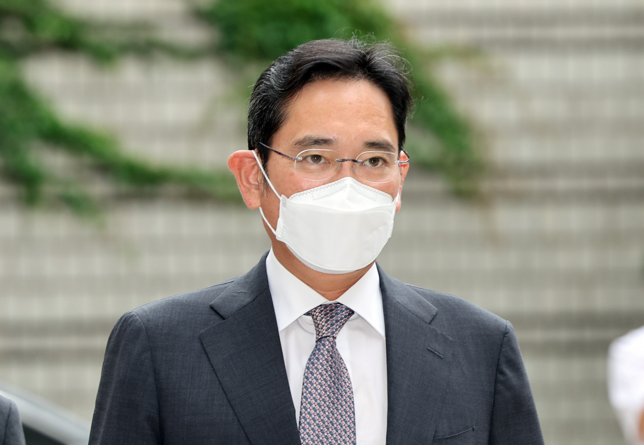 회계 부정과 부당 합병 혐의로 재판 중인 이재용 삼성전자 부회장이 11일 오전 서초구 서울중앙지법에서 열린 1심 속행공판에 출석하기 위해 법정으로 향하고 있다. [연합]