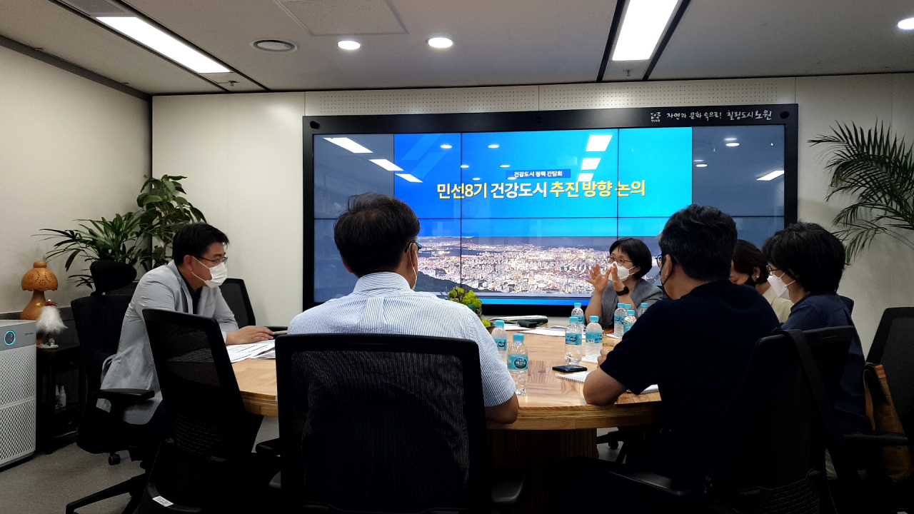 서울 노원구에서 오승록 노원구청장(왼쪽)과 공무원들이 건강도시 추진방향에 대해서 논의하고 있다. [노원구 제공]