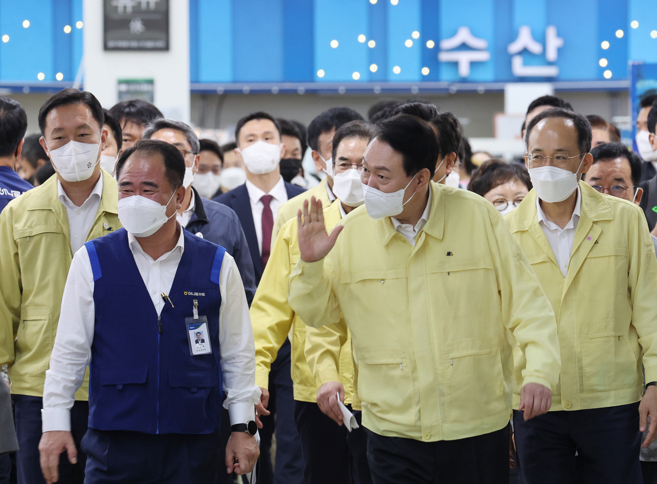 물가 동향 점검에 나선 윤석열 대통령이 지난 11일 서울 서초구 양재동 하나로마트 양재점을 방문, 시민들과 인사하고 있다. [연합]