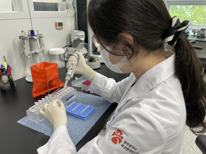 현재까지 상용화된 수족구병 예방 백신 및 치료제가 없어 집단생활을 하는 어린이집과 유치원 등을 중심으로 예방수칙 준수와 철저한 위생관리가 요구된다.