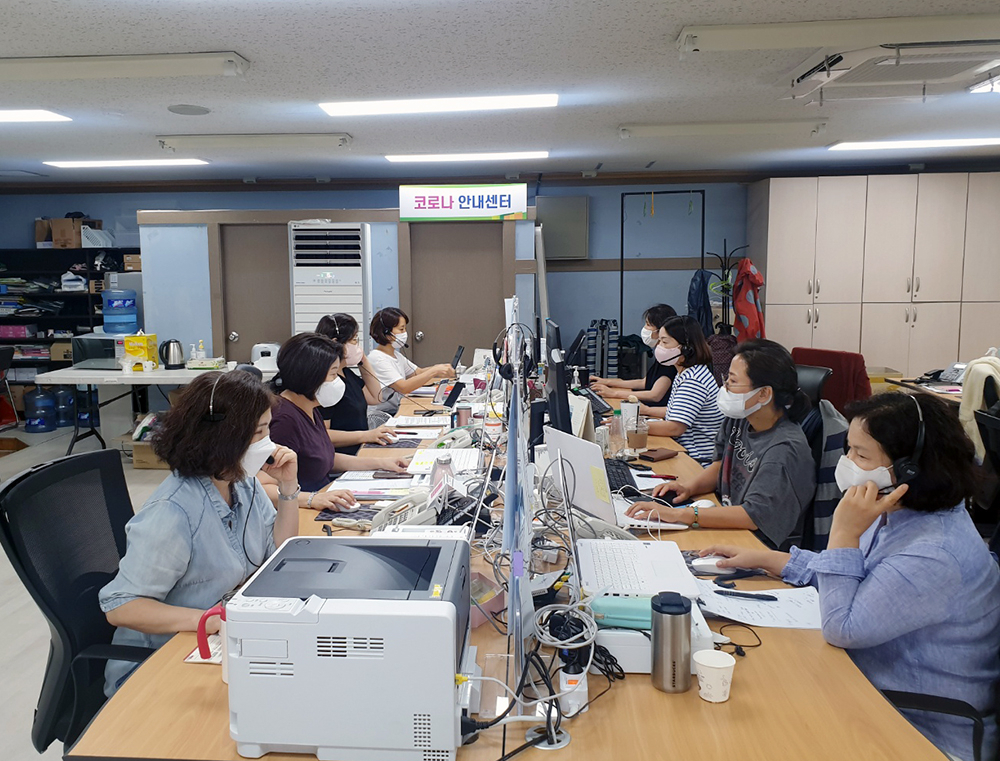 서울 동작구내 코로나19 행정안내센터에서 11일 상담사들이 일하고 있다. [동작구 제공]