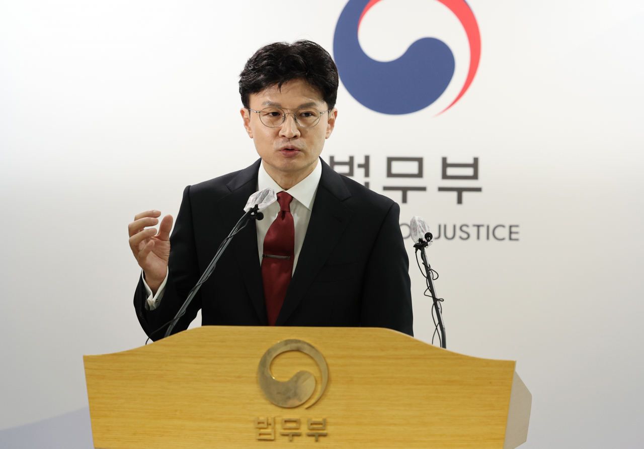한동훈 법무부 장관이 11일 경기 과천 법무부 청사에서 검사의 수사개시 규정 관련 언론 브리핑을 하고 있다. [연합]