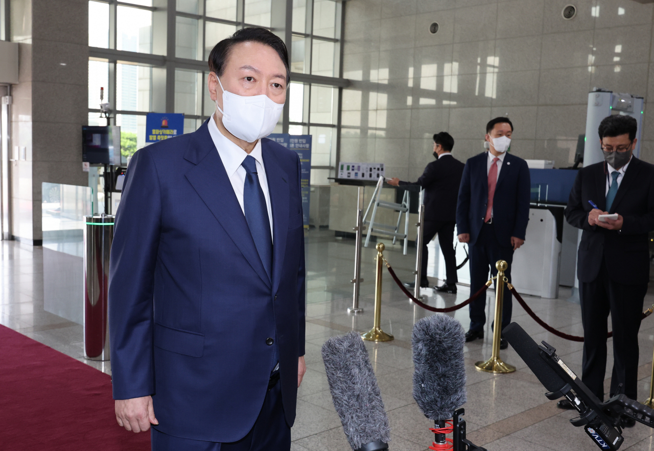 윤석열 대통령이 12일 오전 서울 용산 대통령실 청사로 출근하며 취재진의 질문에 답하고 있다. [연합]