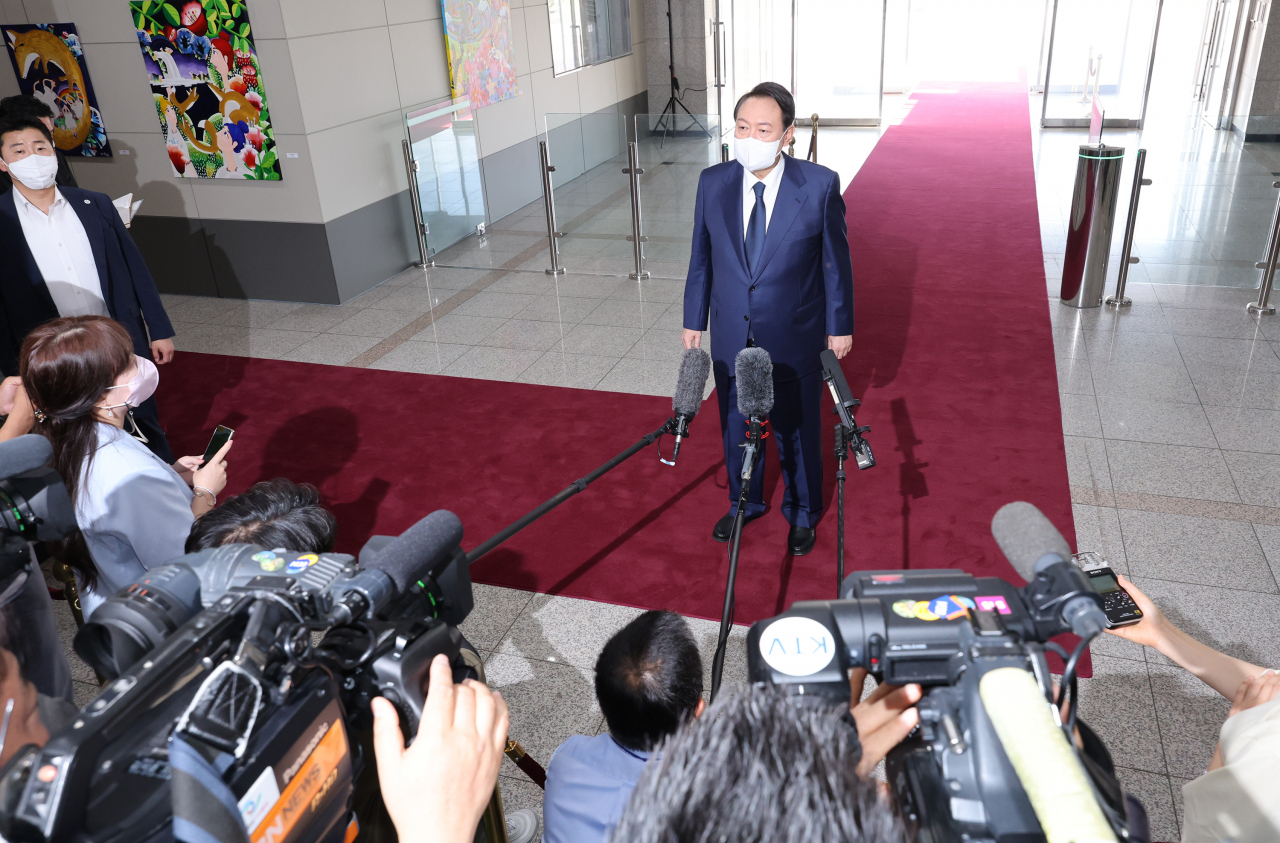 윤석열 대통령이 12일 오전 서울 용산 대통령실 청사로 출근하며 취재진의 질문에 답하고 있다. [연합]