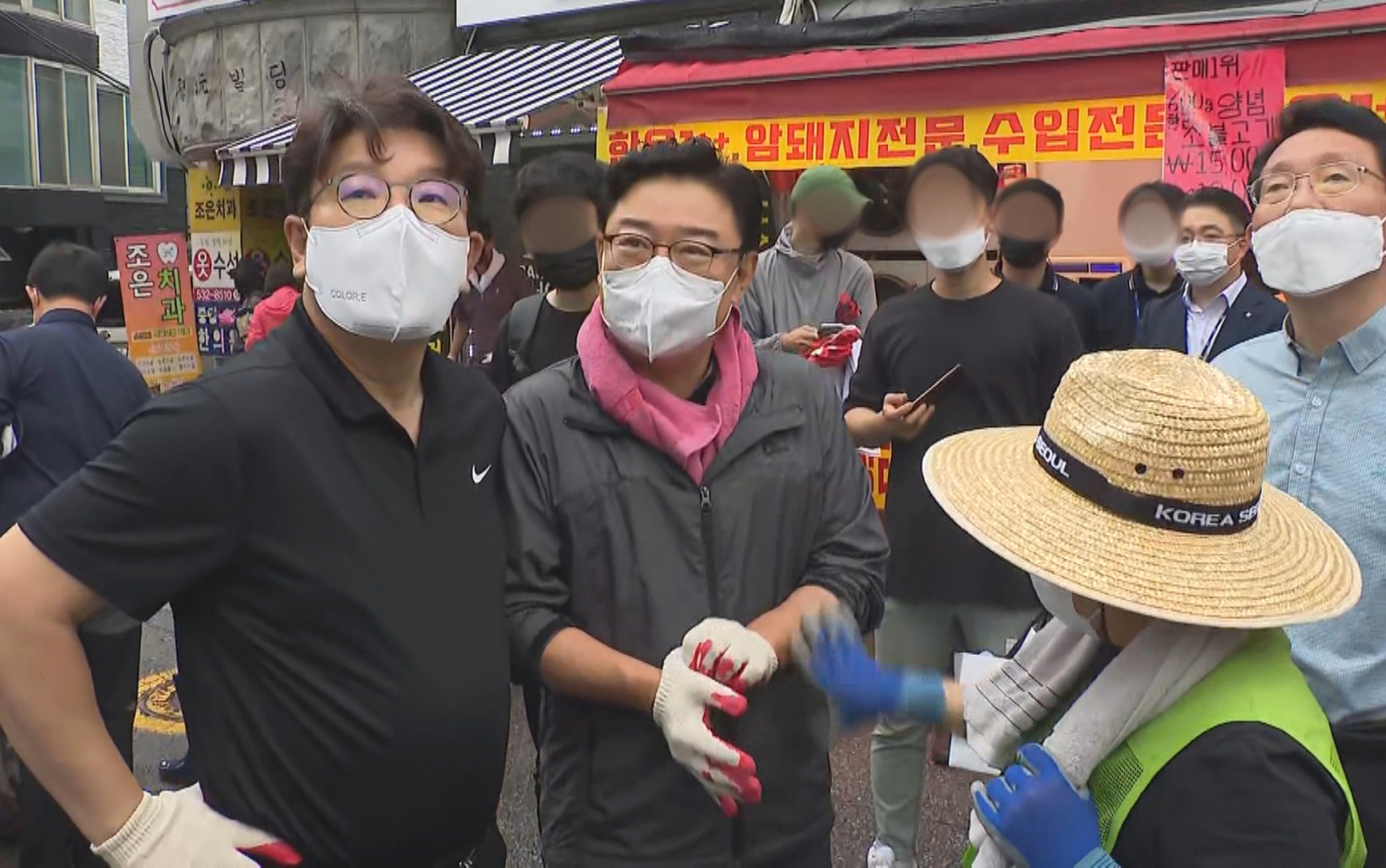 국민의힘 김성원 의원(가운데)이 11일 수해 복구 자원봉사를 위해 당 지도부와 찾은 동작구 사당동에서 권성동 원내대표, 임이자 의원 등과 대화하고 있다. [연합]