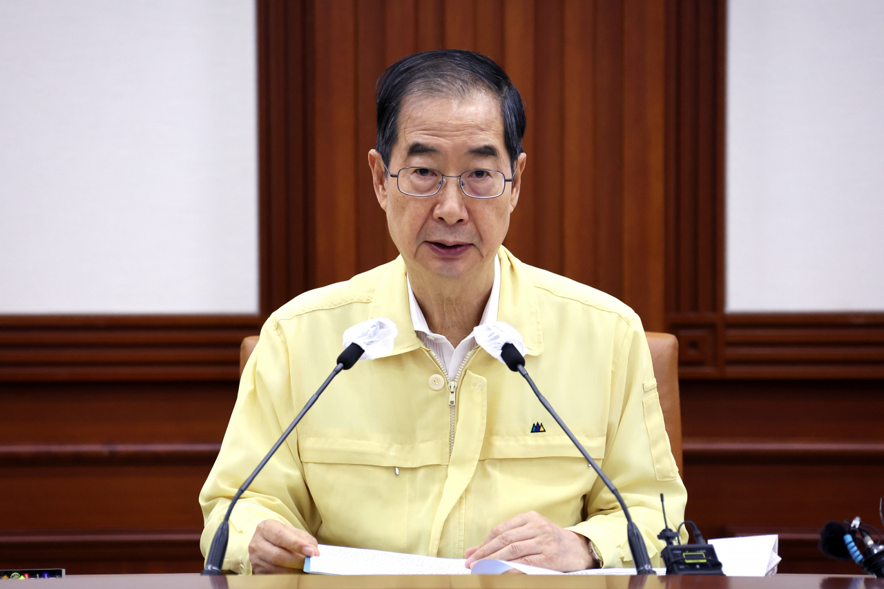 한덕수 국무총리가 12일 정부서울청사에서 집중호우 대처상황 점검회의 및 코로나19 중대본회의를 주재하고 있다.[연합］