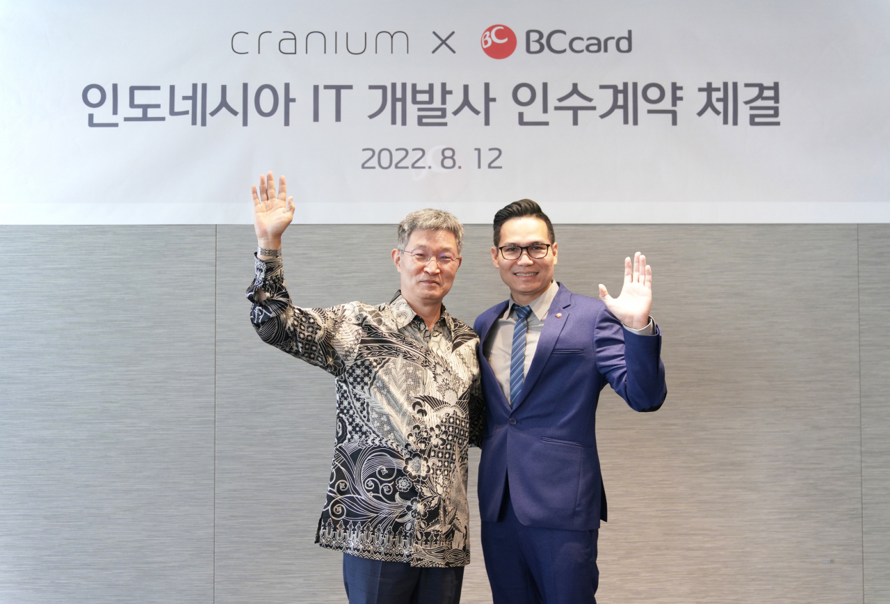 BC카드가 12일 오전 서울 을지로 본사에서 인도네시아 IT개발사 ‘크래니움’ 인수 계약을 체결했다. 계약식 직후 최원석(왼쪽) BC카드 사장과 윌리엄 킹 크래니움 사장이 기념 촬영을 하고 있다.[BC카드 제공]