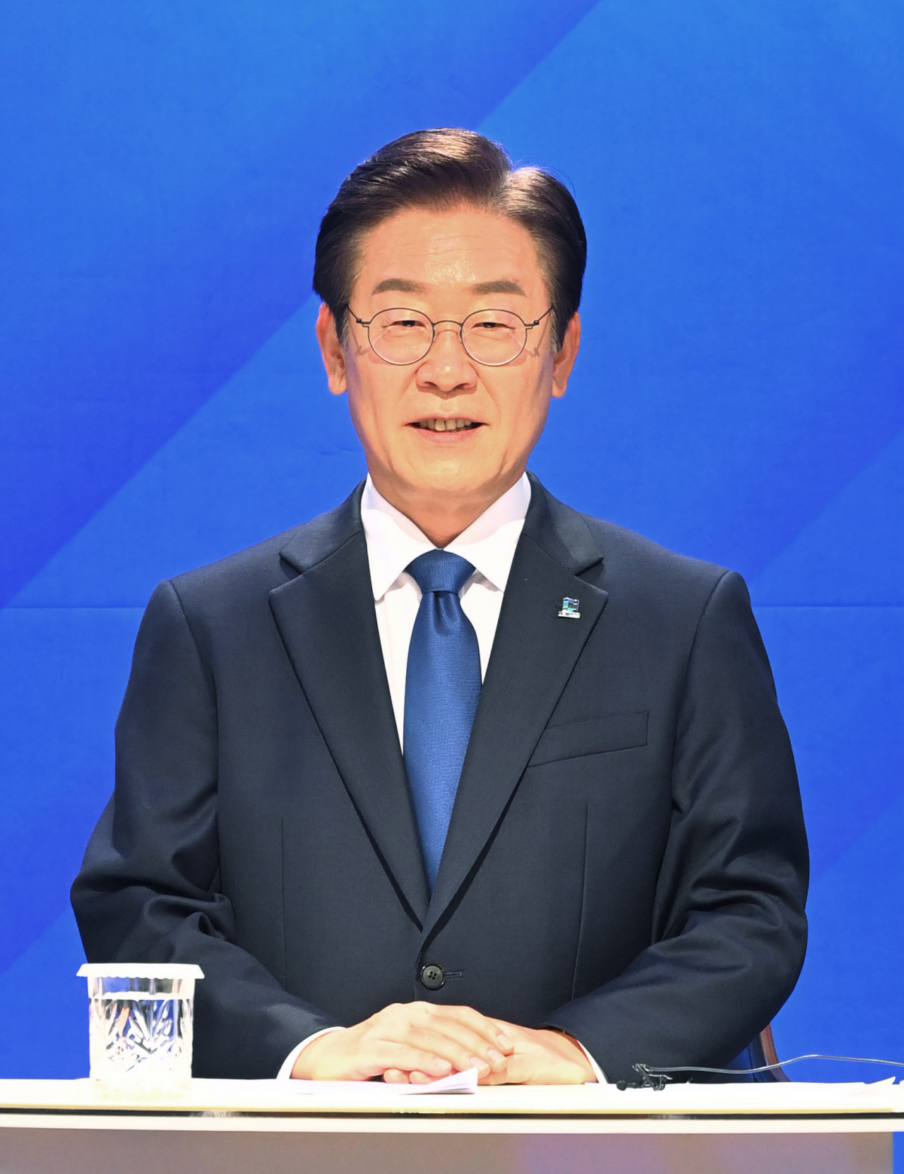 10일 대전시 유성구 도룡동 TJB대전방송에서 열린 '더불어민주당 당대표 후보자 방송 토론회' 시작 전 이재명 후보가 기념촬영을 하고 있다. [연합]