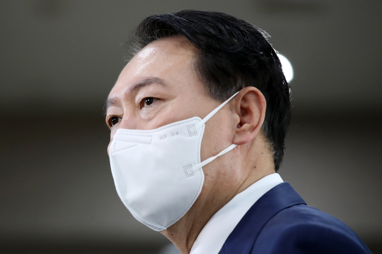 윤석열 대통령이 12일 오전 서울 용산 대통령실 청사로 출근하며 취재진의 질문에 답하고 있다. [연합]
