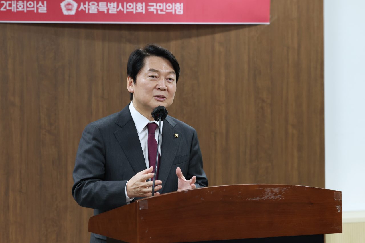 안철수 국민의힘 의원이 21일 서울 중구 서울시의회 의원회관에서 열린 국민의힘 서울시의회 의원 세미나에서 '글로벌 경제위기와 의회정치의 역할'을 주제로 특강하고 있다. [연합]