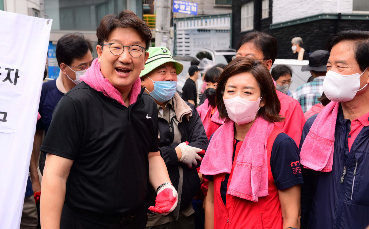11일 수해 복구 자원봉사를 위해 오전 서울 동작구 사당동을 찾은 국민의힘 권성동 원내대표가 나경원 전 의원과 대화하고 있다. [연합]