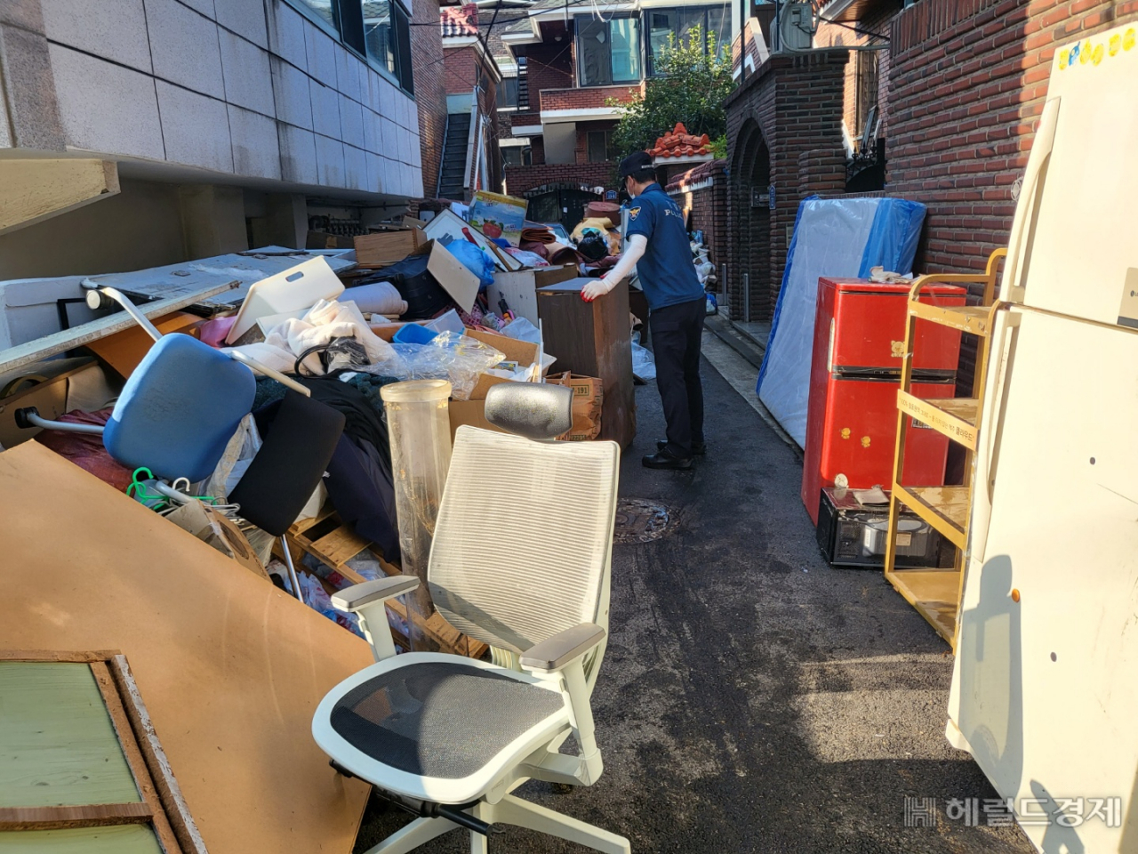 12일 서울 관악구 신림동 인근 침수 피해복구 현장에서 경찰관들이 짐을 옮기고 있다. 김희량 기자