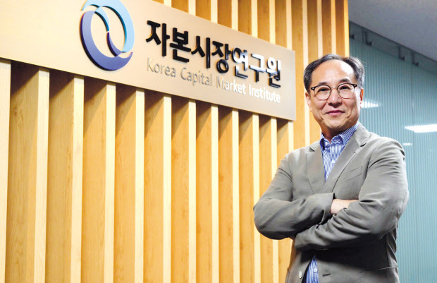신진영 자본시장연구원장이 지난 8일 오후 서울 여의도 자본시장연구원장실에서 본지와 인터뷰를 하고 있다. 신 원장은 “어렵더라도 연금 개혁은 이번 정부에서 꼭 해야할 과제”라고 강조했다. 이상섭 기자