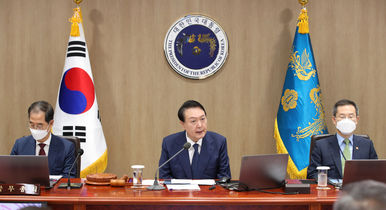 윤석열 대통령이 12일 오전 서울 용산 대통령실 청사에서 열린 임시 국무회의에서 발언을 하고 있다. [연합]