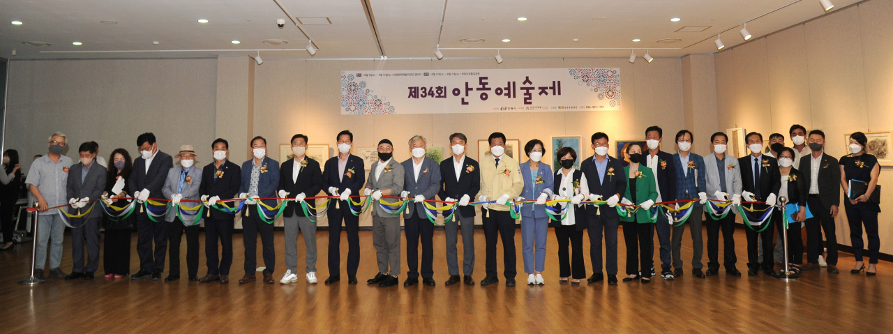 지난 9일 안동문화예술의전당에서 열린 '제34회 안동예술제' 전시분야 개막 테이프커팅식 모습.[한국예총 안동시지회 제공]