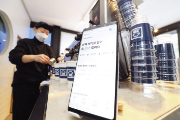 성동구의 한 베이커리에서 KT AI 통화비서가 고객의 요청사항을 받고 있는 모습. [KT 제공]