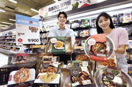홈플러스가 오는 17일까지 밀키트 등 간편식을 최대 65% 할인 판매하는 행사를 연다.[홈플러스 제공]