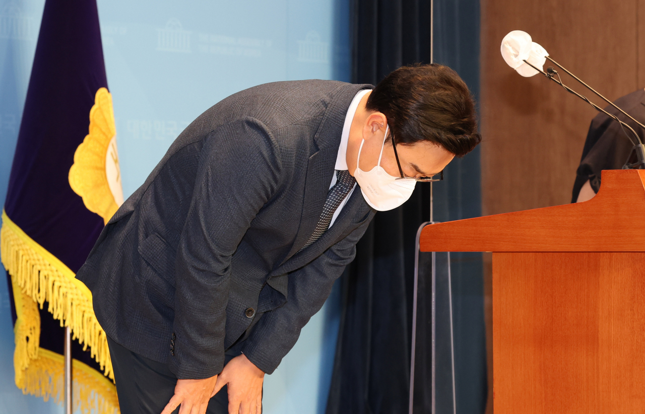 김성원 국민의힘 의원이 12일 서울 여의도 국회 소통관에서 대국민사과 기자회견을 열고 전날 수해 복구 자원봉사 현장에서 한 "솔직히 비 좀 왔으면 좋겠다. 사진 잘 나오게" 발언에 대해 사과하고 있다. [연합]