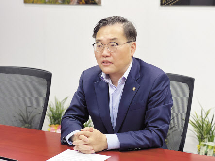 11일 여의도 국회에서 국민의힘 규제개혁추진단장을 맡은 홍석준 의원이 헤럴드경제와 인터뷰를 하고 있다. 신현주 기자