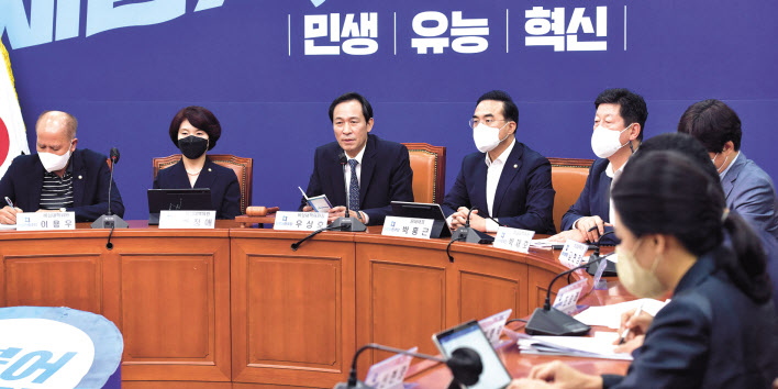 더불어민주당 우상호 비상대책위원장이 12일 서울 여의도 국회에서 열린 비상대책위원회의에서 모두발언을 하고 있다. 이상섭 기자