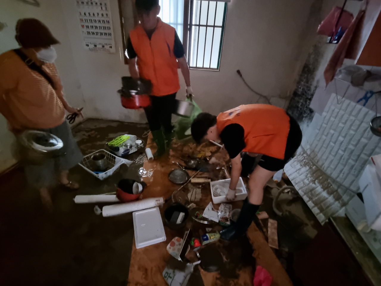 지난 11일 오후 서울 동작구 상도3동의 한 침수된 집안에서 자원봉사자들이 쓰레기를 치우는 모습. 김영철 기자