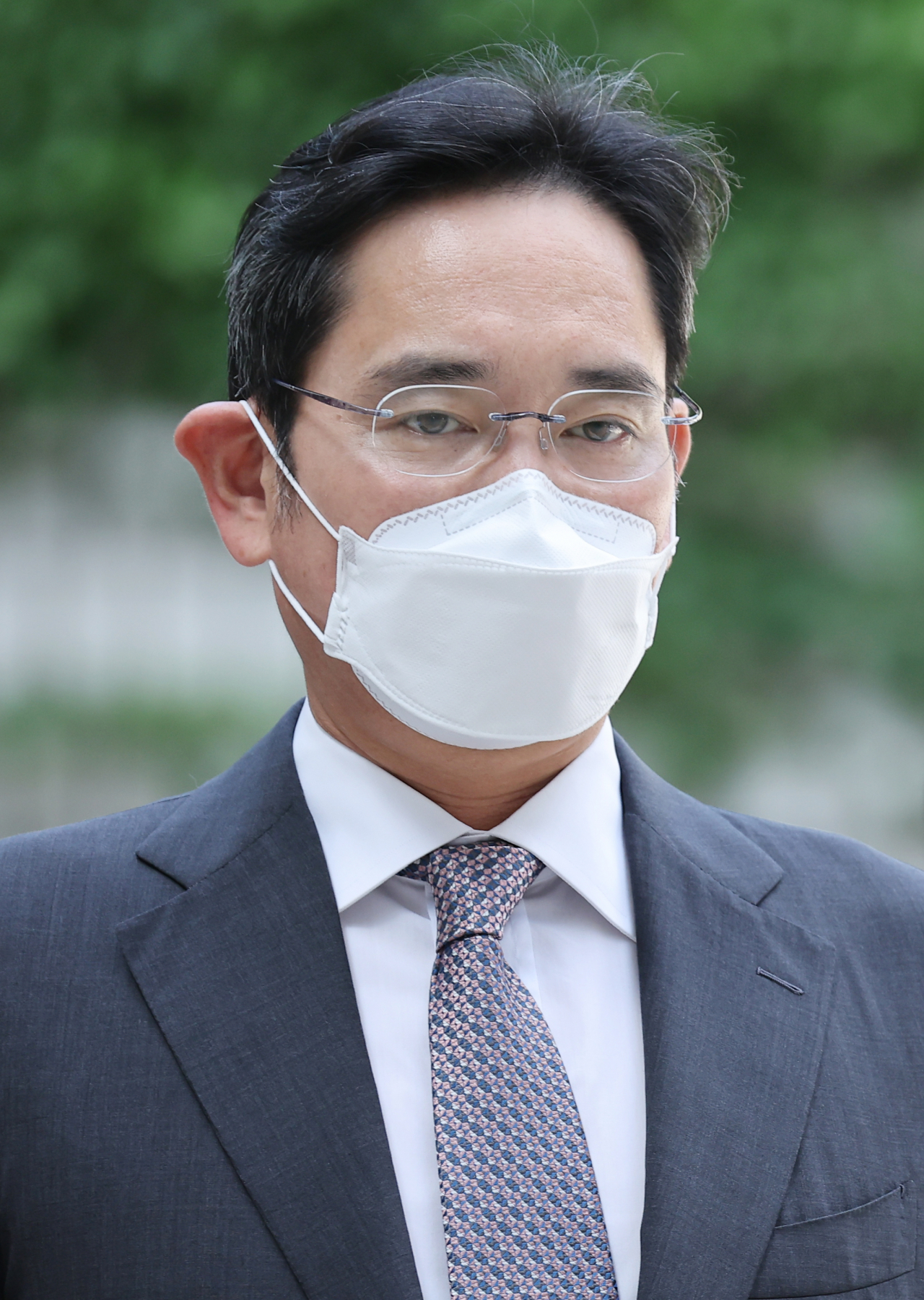 회계 부정과 부당 합병 등의 혐의로 재판에 넘겨진 이재용 삼성전자 부회장이 12일 서초구 서울 중앙지방법원에 도착해 1심 속행공판에 출석하고 있다. [연합]